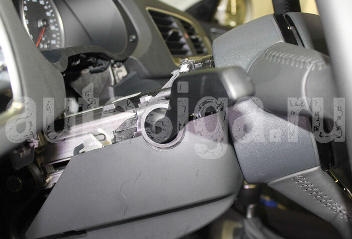 Верхняя часть накладки снята Накладка снята