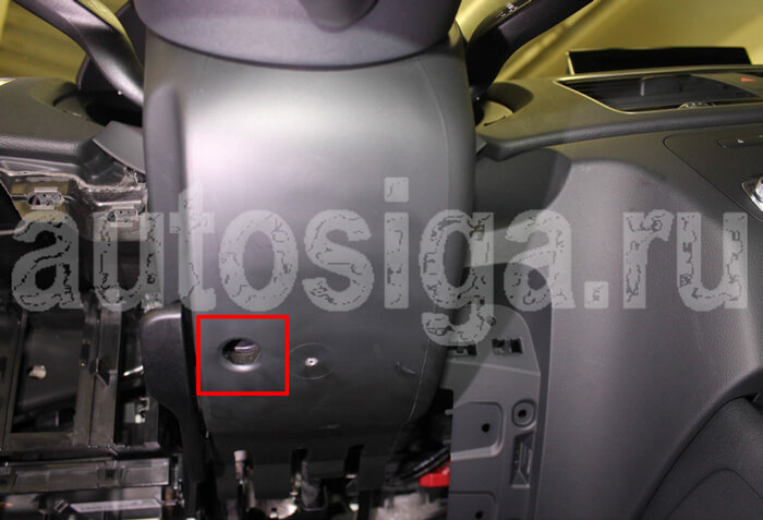 Саморез крепления нижней части кожуха рулевого вала снизу Нижний саморез