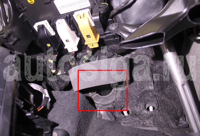 Штатный уплотнитель. Вид со стороны салона Штатный уплотнитель