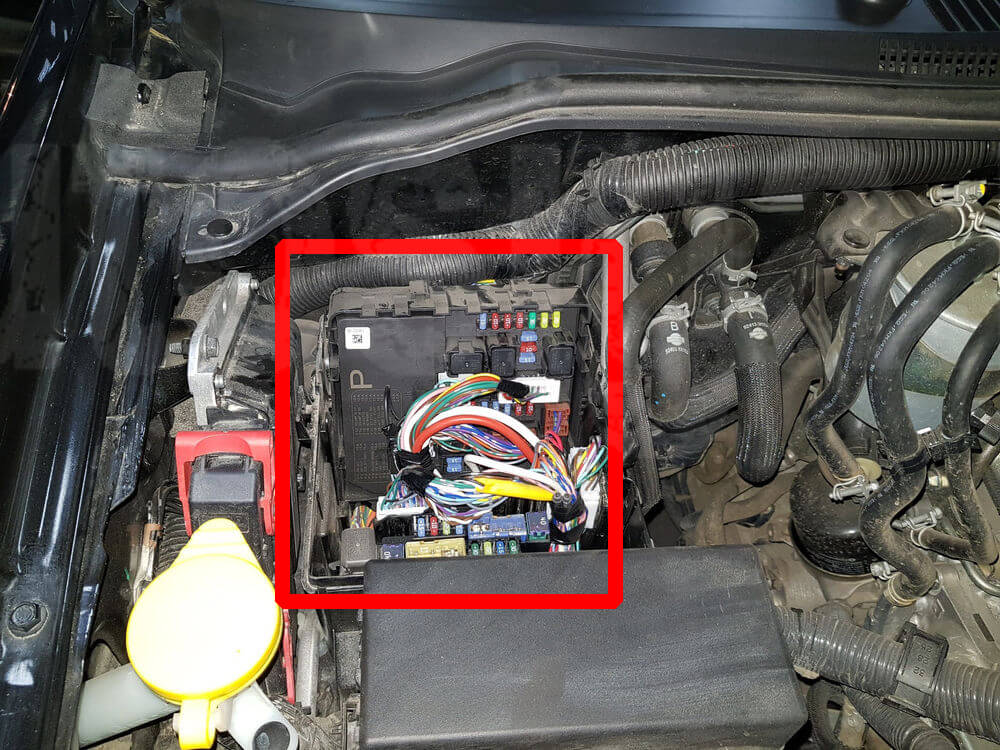 Ниссан Навара 2013. Блок IPDM. Nissan Navara 2013. Блок IPDM под капотом.