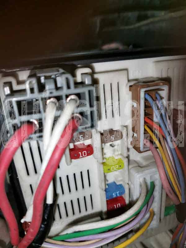 Разъём со стартерным проводом на Renault Kangoo