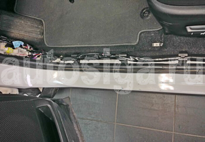 Вид без накладок порога и кик-панели Без накладок