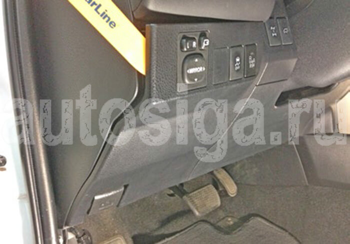 Снятие декоративной накладки слева от рулевой колонки Декоративная накладка слева