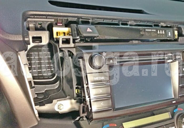 Без снятого воздуховод слева от магнитолы снят Без воздуховода