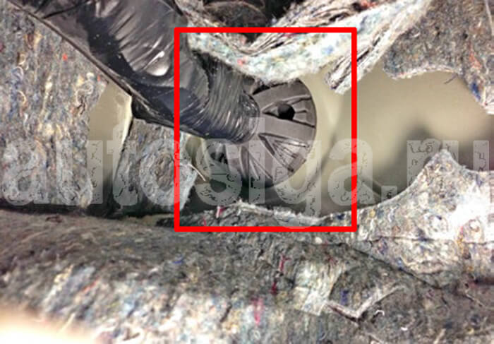 Вид штатного уплотнителя со стороны салона Штатный уплотнитель