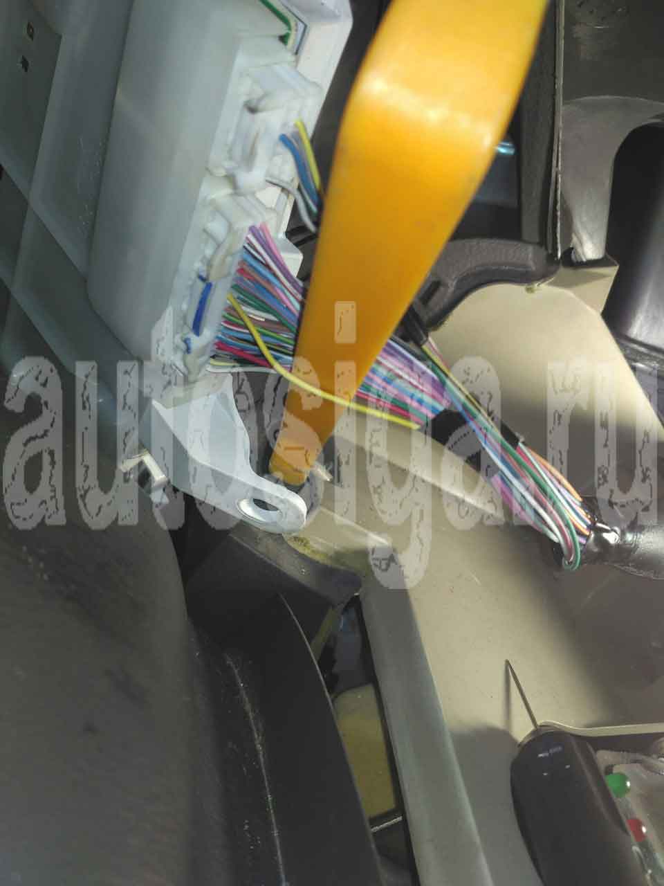 Toyota Alphard 2006 - двери Установка автосигнализации на Toyota Alphard 2006 - Подключение к концевикам дверей