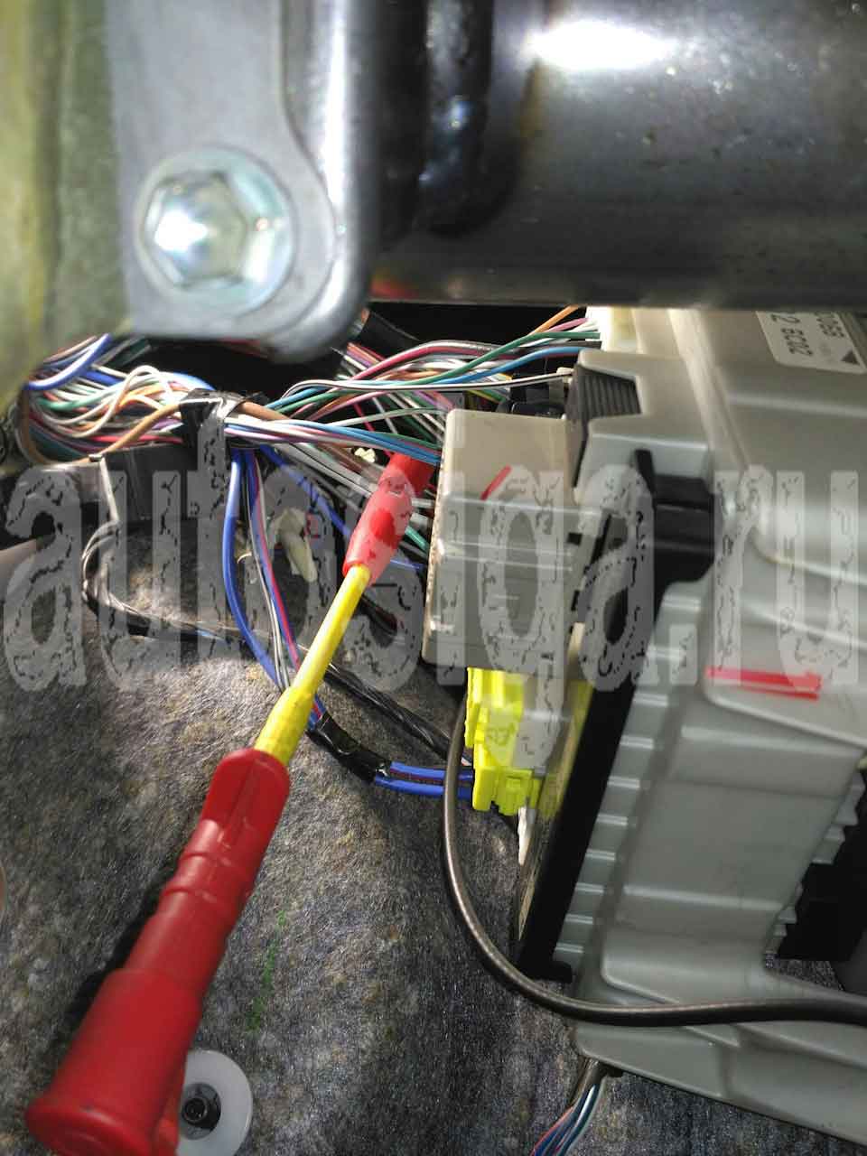 Toyota Alphard 2006 - Левый поворотник Установка автосигнализации на Toyota Alphard 2006 - Левый поворотник