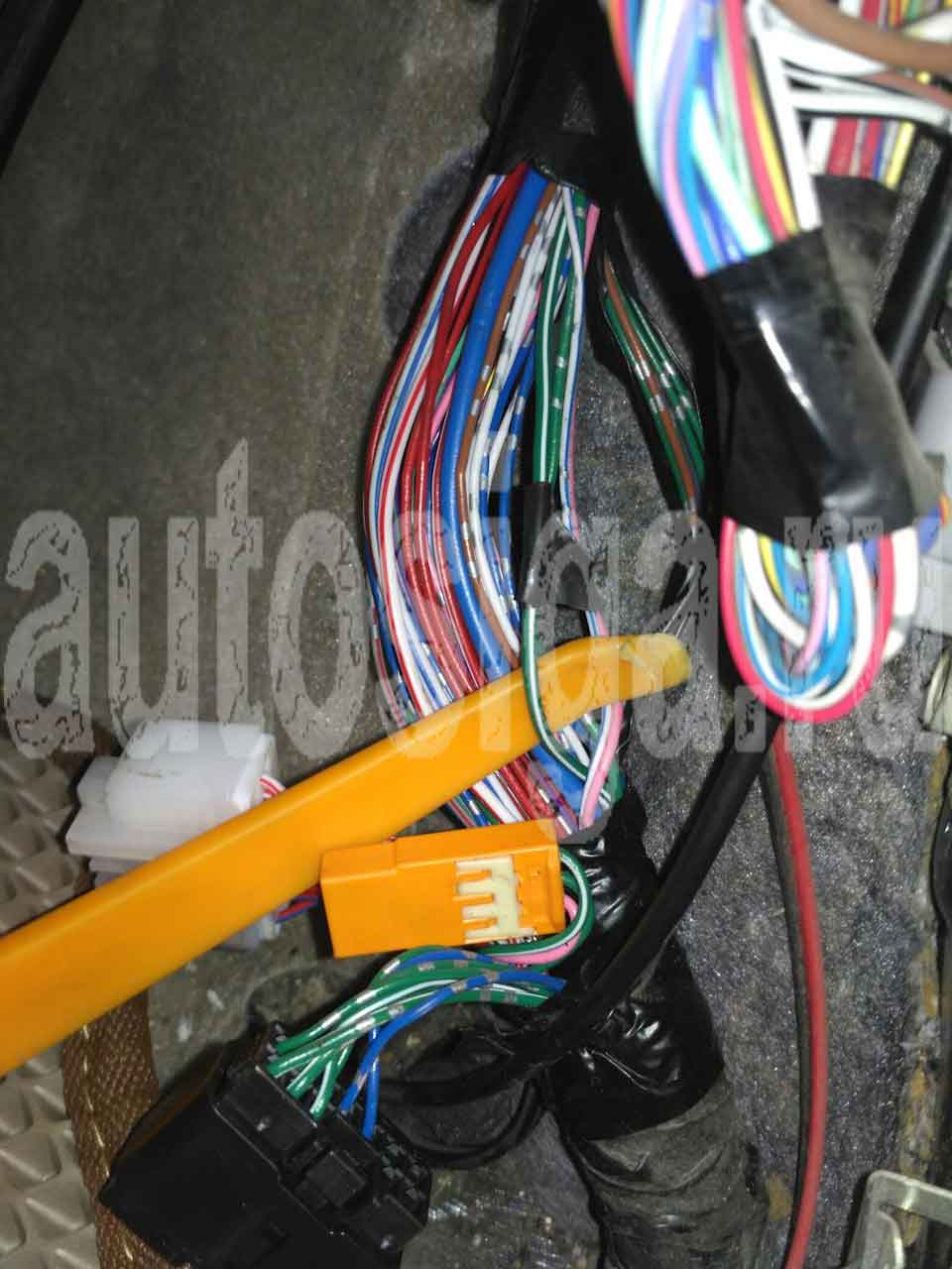 Toyota Alphard 2006 - Правый поворотник Установка автосигнализации на Toyota Alphard 2006 - Правый поворотник