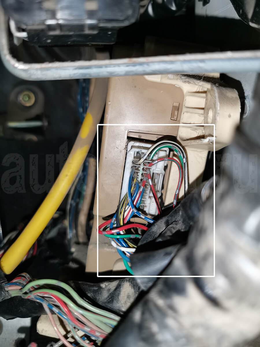 Toyota Altezza 2003 – разъём концевика двери переднего пассажира