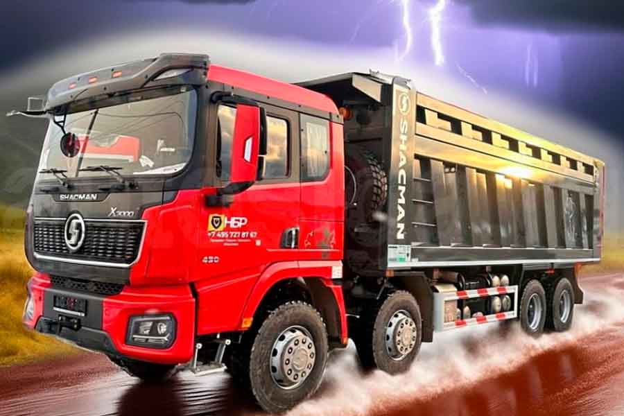 Shacman X3000 8x4 на грязной дороге под дождём – надёжный самосвал для бездорожья