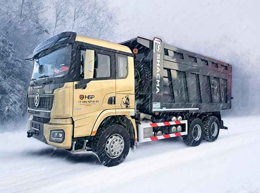 Самосвал X3000 6x4 в лесу при снегопаде – техника для экстремальных условий