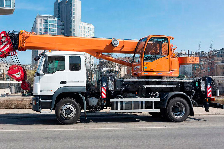 Кран-манипулятор PALFINGER, установленный на грузовое шасси, в транспортном положении