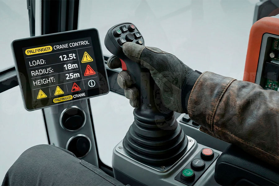 Пульт управления и джойстики крана-манипулятора PALFINGER с цифровым дисплеем