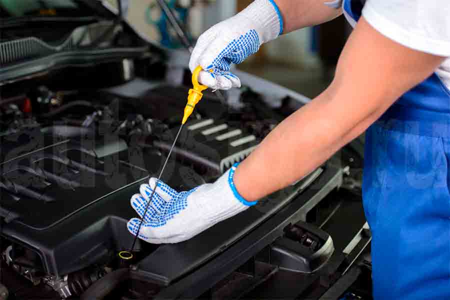 Проверка уровня масла в двигателе Проверка уровня масла в двигателе