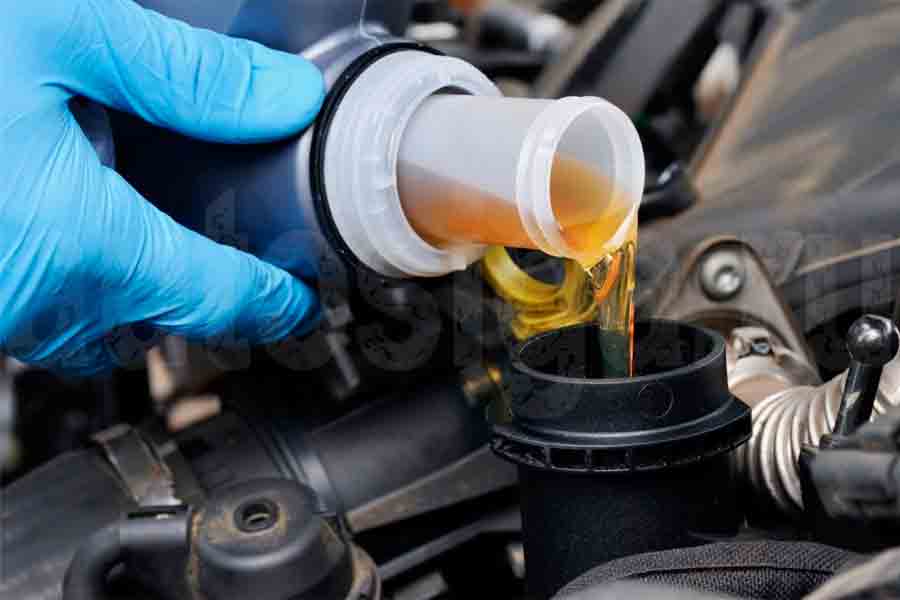 Заливка масла в двигатель Заливка масла в двигатель