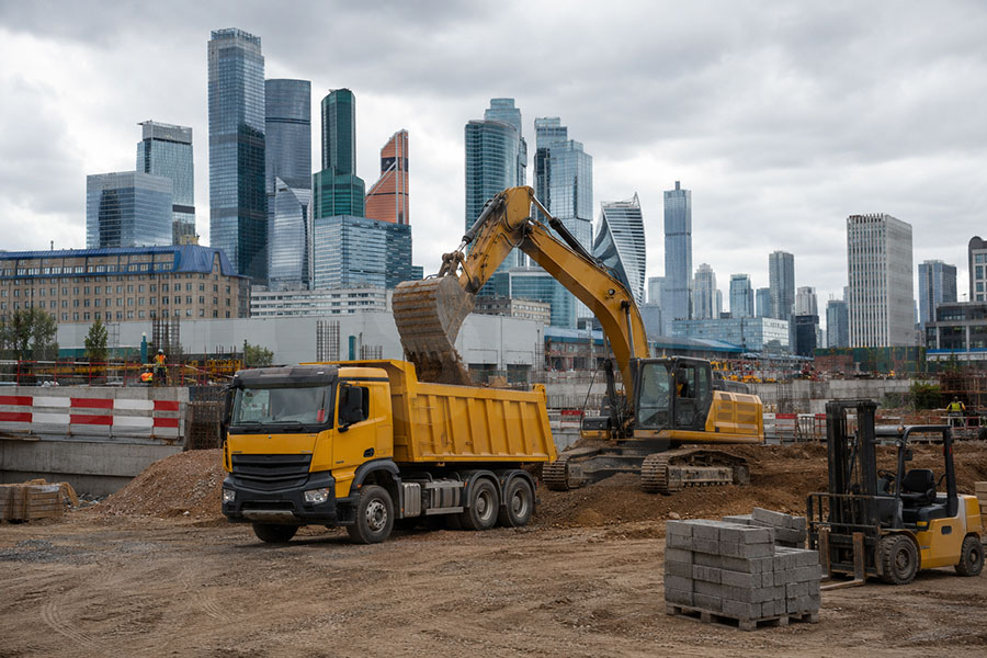 Аренда самосвала и экскаватора на строительной площадке в Москве