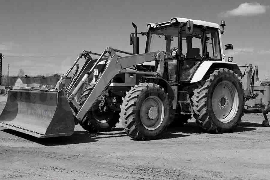 Беларус 1221 с фронтальным погрузчиком на стройке