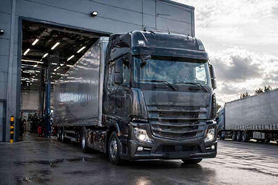 Грузовик после ремонта и замены детали готов к рейсу