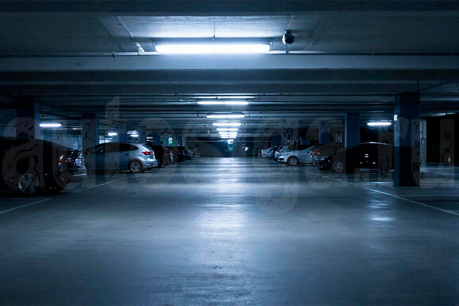 Охраняемая стоянка: безопасность или иллюзия? Подземный паркинг ночью с камерами видеонаблюдения и припаркованными автомобилями