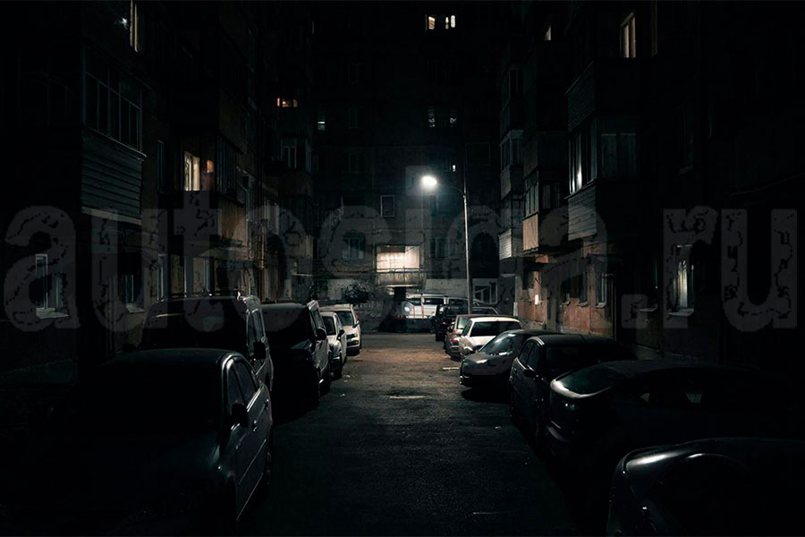 Ночная парковка во дворе: риски и реальность Плотная парковка во дворе многоквартирного дома в ночное время