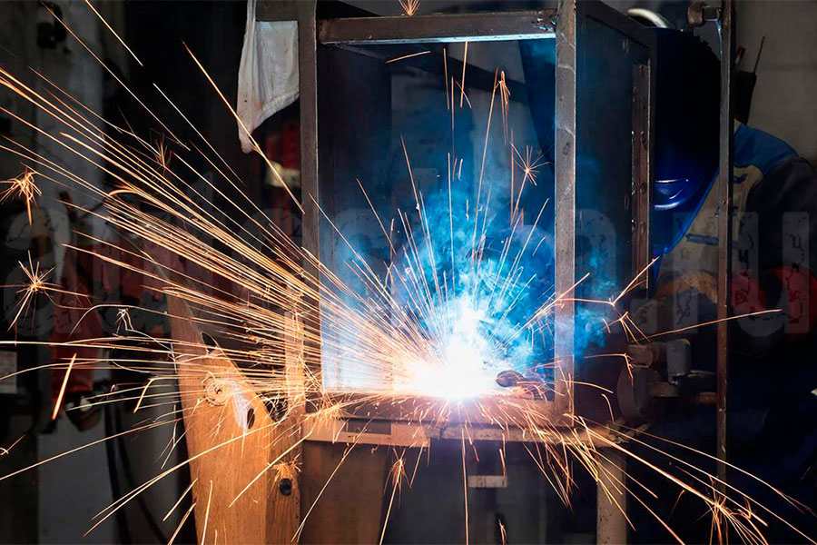 Профессиональное усиление гаража: металлические двери и решетки Сварка и установка усиленной металлической двери для гаража