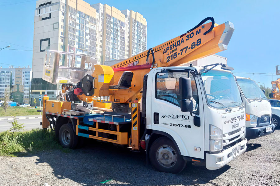 Широкий выбор арендной спецтехники: экскаваторы, погрузчики, краны и самосвалы на площадке в Челябинске