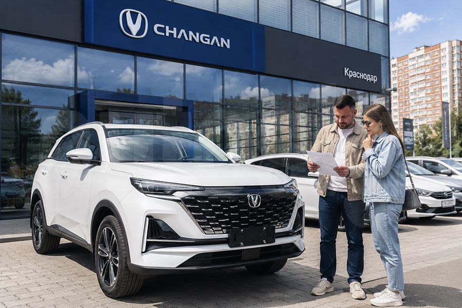 Новый автомобиль Changan у дилерского центра в Краснодаре перед покупкой