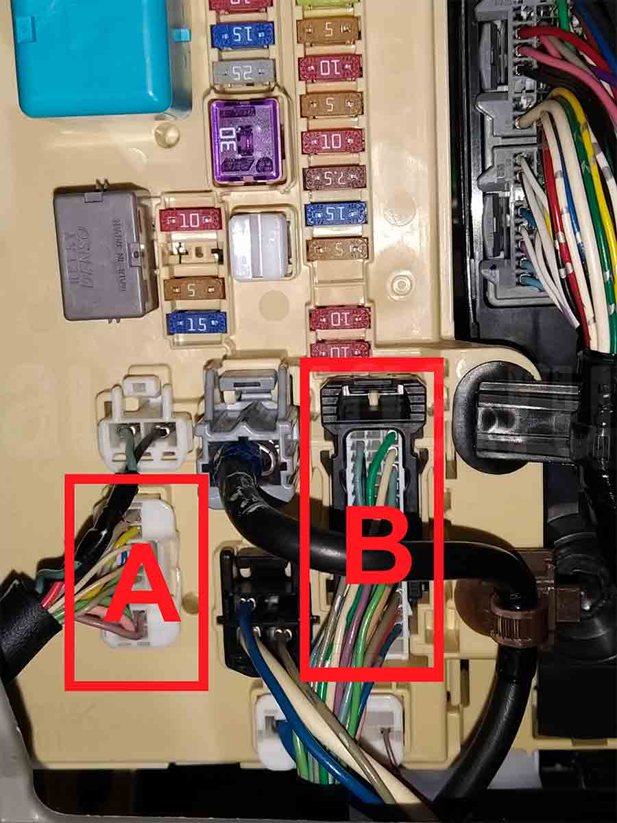 Daihatsu Mira e:S 2013–2017 – разъёмы блока предохранителей