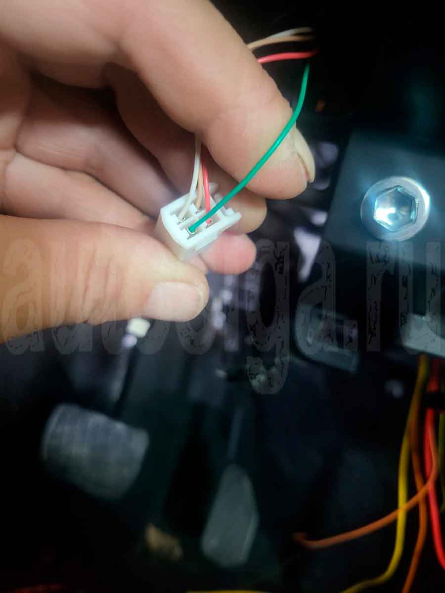 Daihatsu Rocky: подключение к педали тормоза