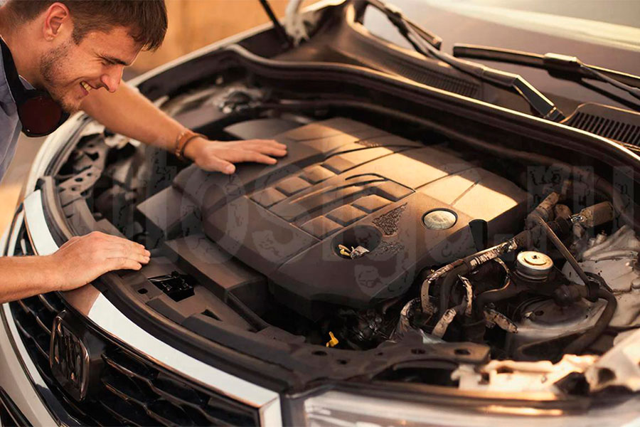 Результат правильного обслуживания: замена свечей завершена Автомобиль с закрытым капотом после успешной замены свечей зажигания