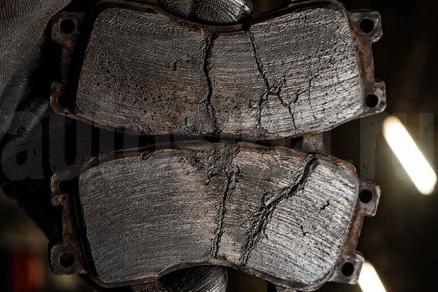 Износ тормозных колодок грузового автомобиля: трещины и неравномерный износ