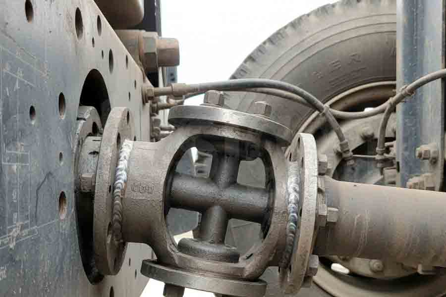 Установленный карданный узел – ключ к надежной трансмиссии Надёжный карданный узел с крестовинами на грузовом автомобиле