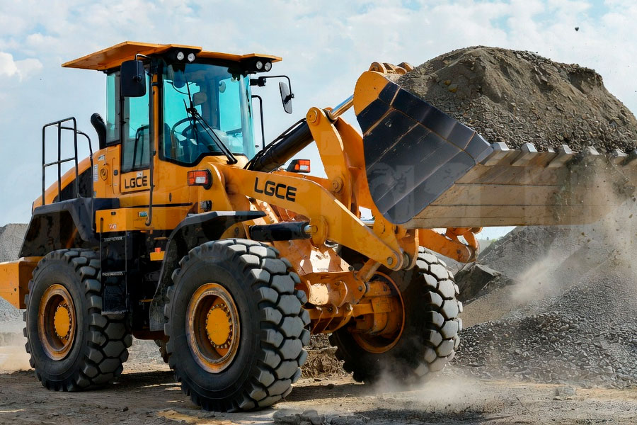 фронтальный погрузчик LGCE в работе с сыпучими материалами