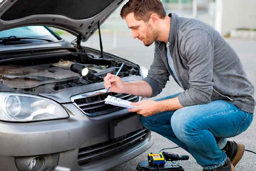 Как проверить двигатель и подкапотное пространство перед покупкой подержанного автомобиля Покупатель осматривает двигатель и подкапотное пространство автомобиля при покупке с рук