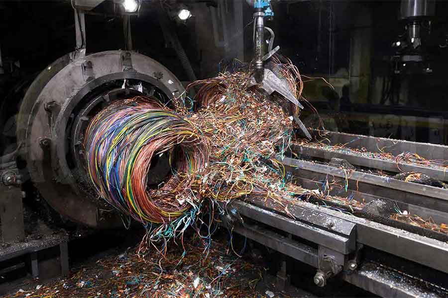 Промышленная переработка кабеля и отделение меди Переработка медного кабеля в изоляции на заводе шредером