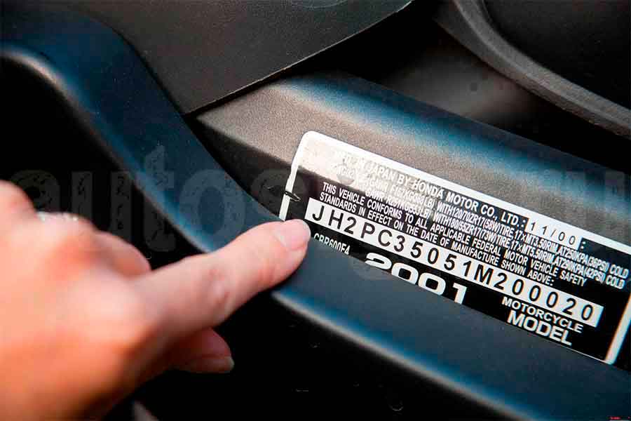 Как найти и сверить VIN-код на кузове автомобиля перед покупкой Покупатель проверяет VIN-код автомобиля перед покупкой