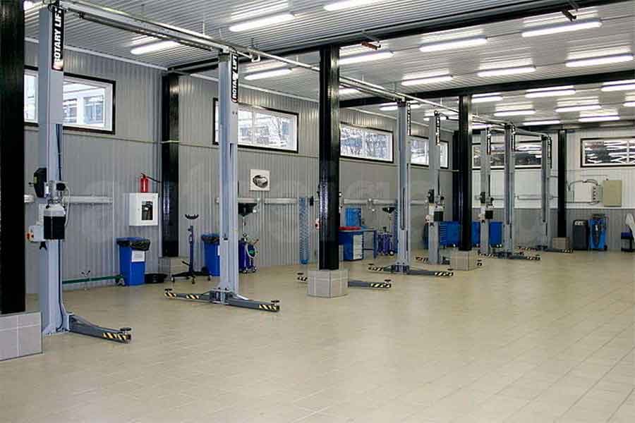 Свободные подъёмники на СТО для диагностики автомобиля перед покупкой Станция технического обслуживания с пустыми подъёмниками, готовыми к диагностике автомобиля