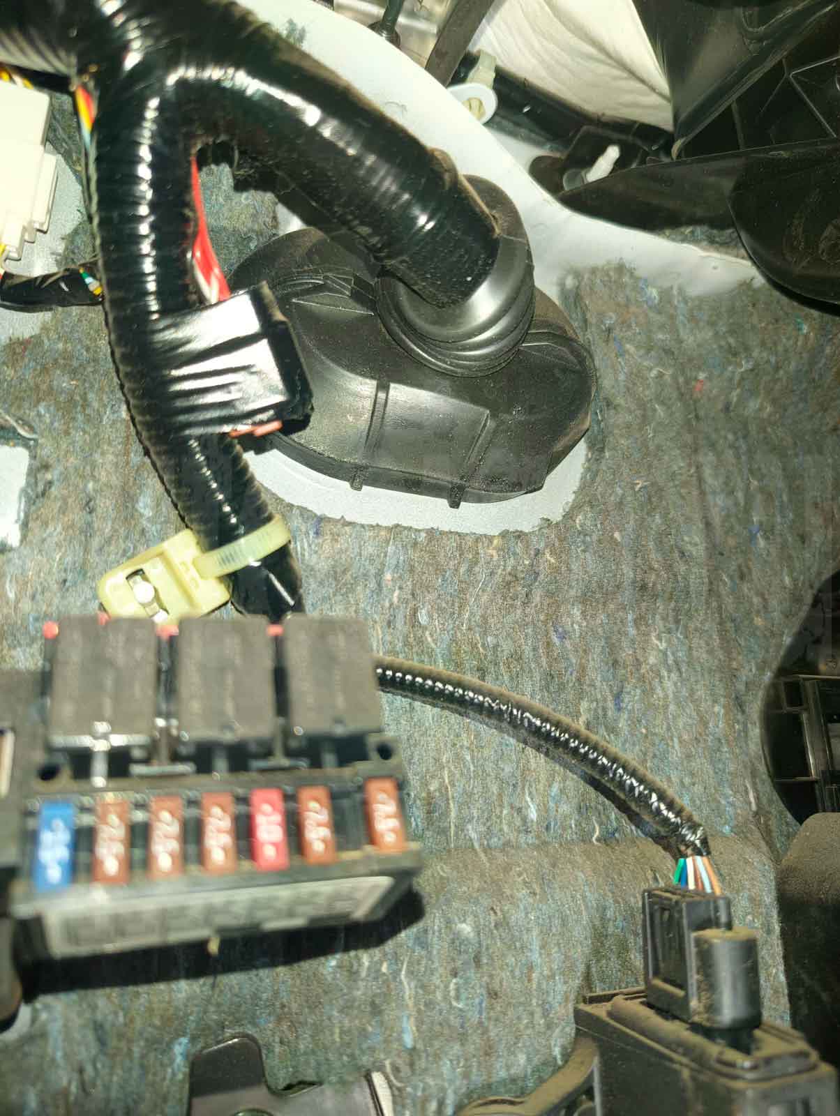 Honda XR-V 2020 – резинка для вывода проводов под капот Штатный переход под капот Honda XR-V 2020