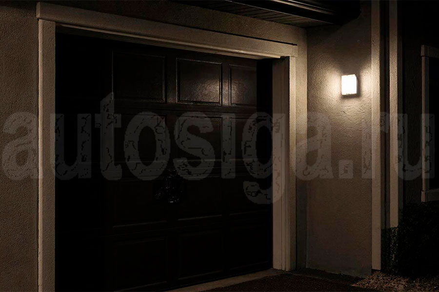 Надежный гараж для автомобиля: защита от взлома Капитальный гараж с металлическими воротами и освещением в ночное время