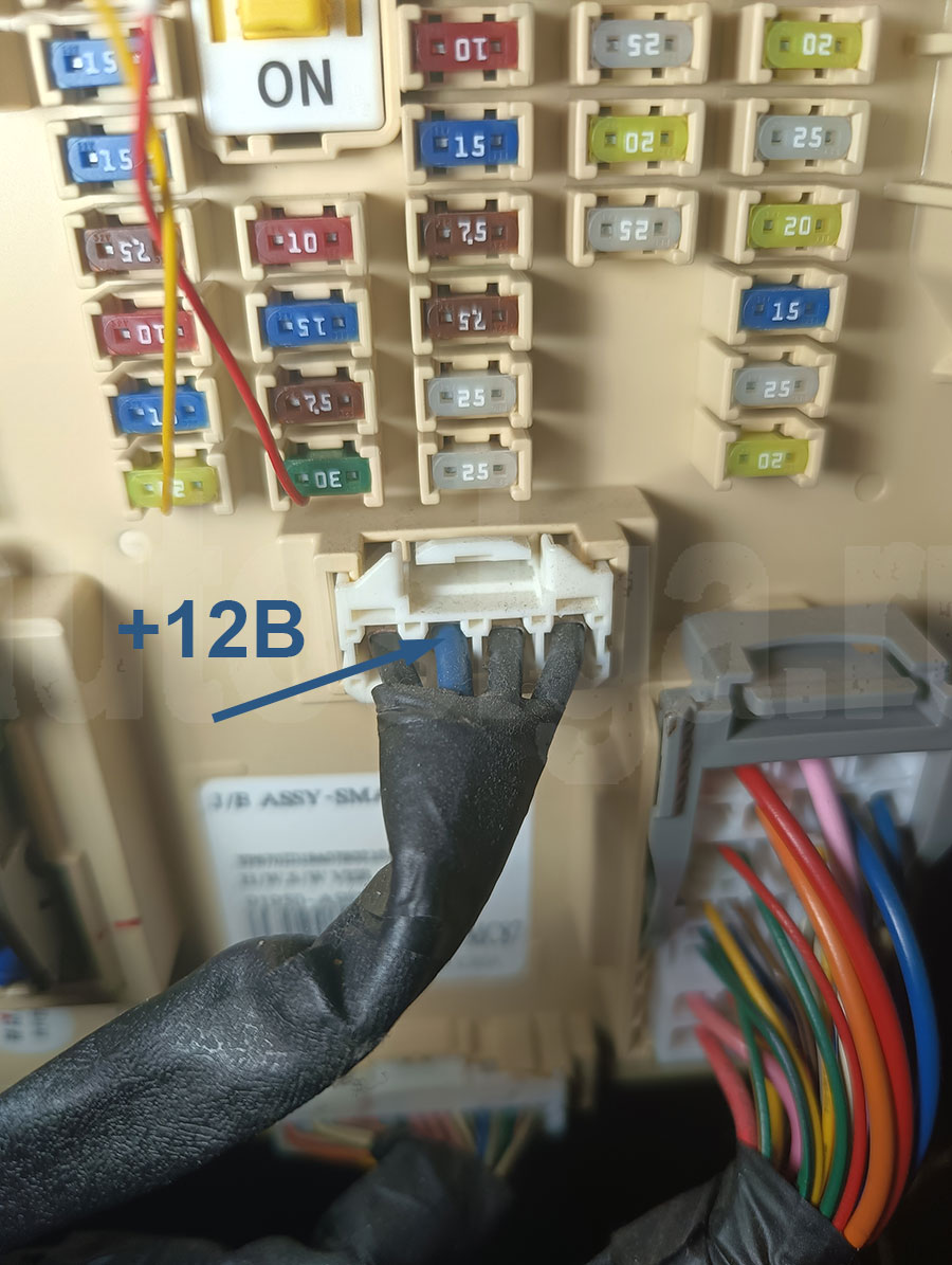 Постоянный плюс 12В Kia Carnival 2019 PTS на блоке предохранителей