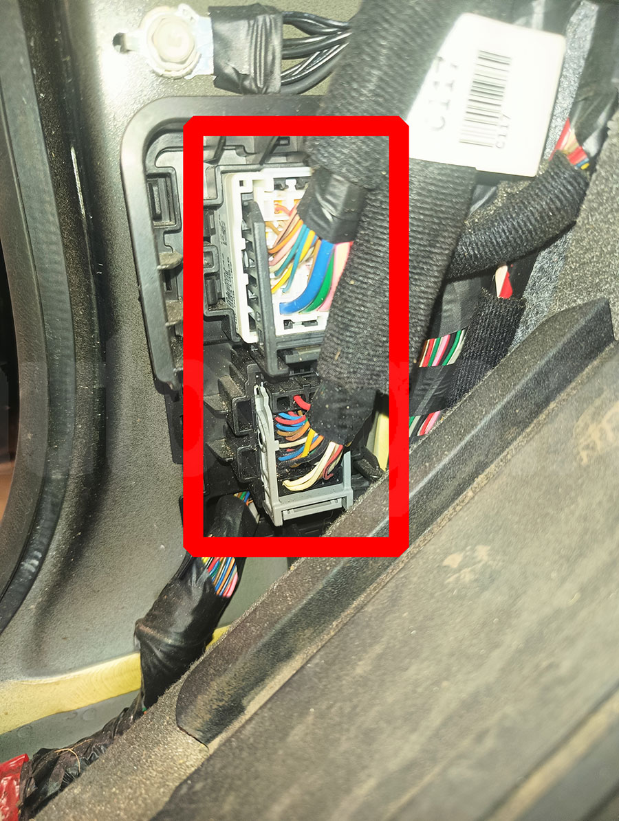 Разъёмы левой кик-панели Kia Carnival 2019 PTS для подключения сигнализации