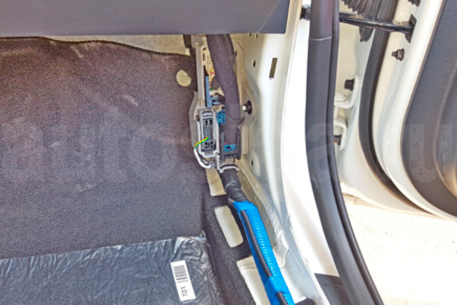 Kia Soul 2019-2023 Накладка правой кик-панели снята Киа Соул 2019-2023 Накладка правой кик-панели снята