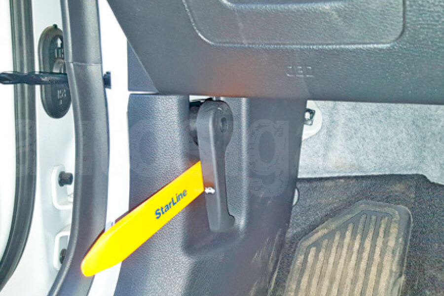 Kia Soul 2019-2023 Снять ручку открывания капота Киа Соул 2019-2023 Снять ручку открывания капота