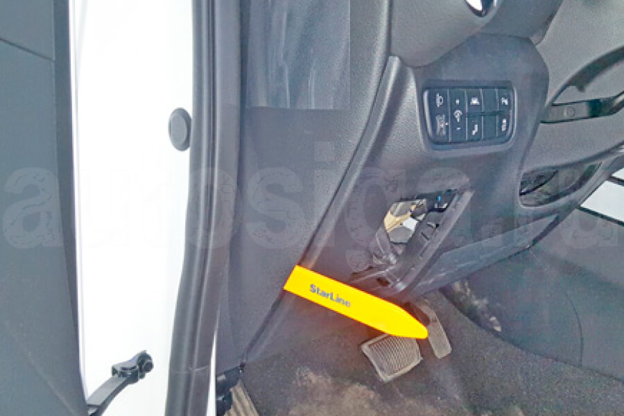 Kia Soul 2019-2023 Снять левую боковую накладку Киа Соул 2019-2023 Снять левую боковую накладку