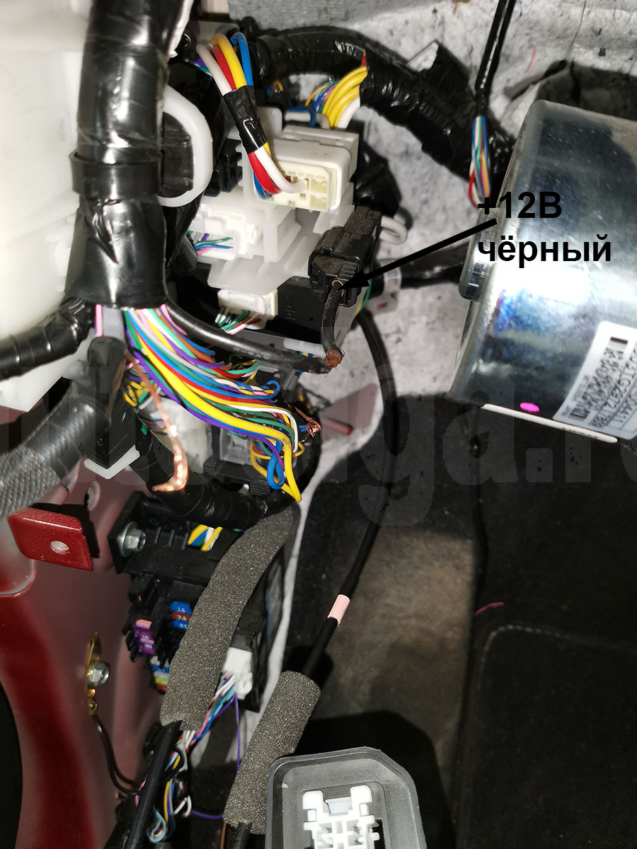 Mazda CX-5 2017: силовой плюс 12В слева от рулевой колонки