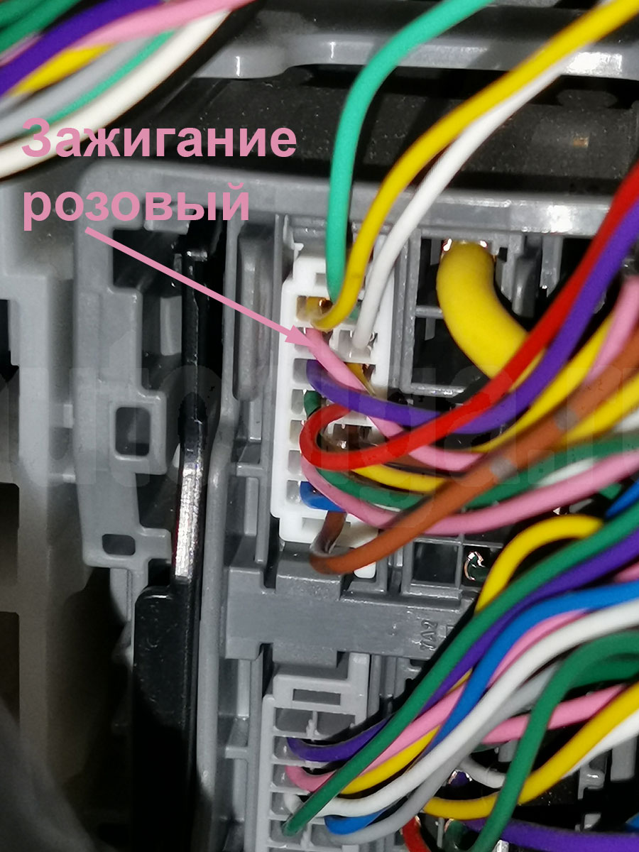 Mazda CX-5 2017: зажигание в белом разъёме над левой кик-панелью