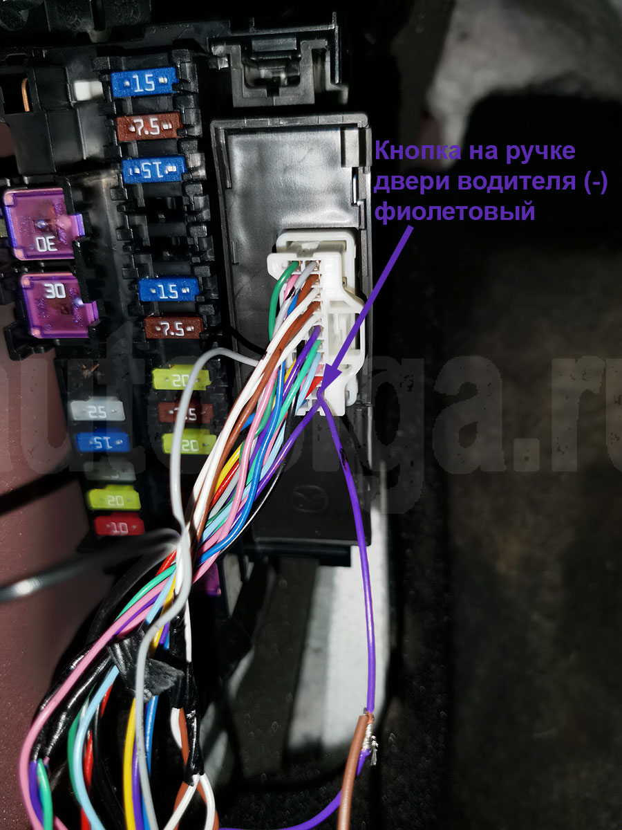 Mazda CX-5 2017: кнопка ручки двери водителя в левой кик-панели