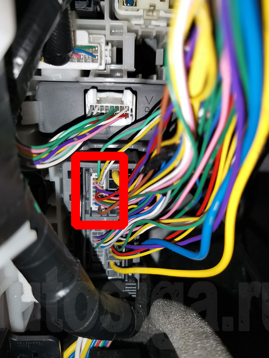 Mazda CX-5 2017: разъём над левой кик-панелью для автозапуска