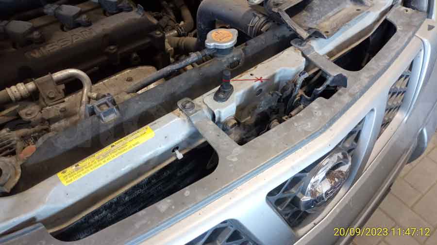 Концевик капота на Nissan X-Trail 2005