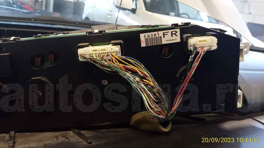 Разъёмы панели приборов на Nissan X-Trail 2005